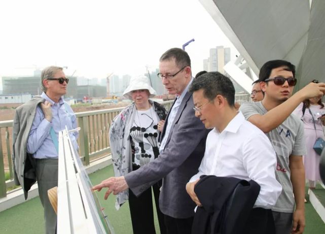 剑桥大学建筑学院院长Alan Short率国际专家组考察宜宾 共商长江竹岛可持续发展